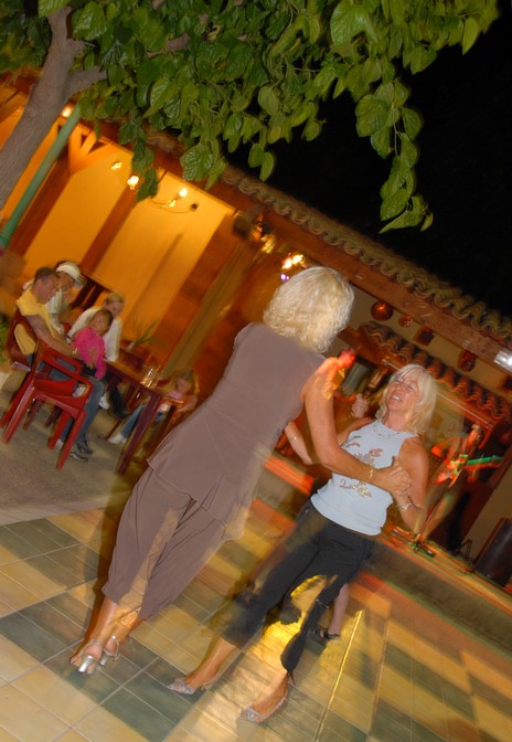 Tanz-Party im Innenhof, das Herz des Campingplatzes