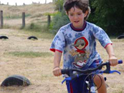 Bi-cross pour enfants dans les dunes