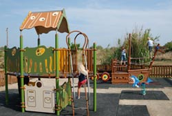Aire de jeux pour enfants au camping beauséjour à Sérignan