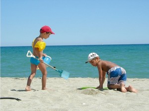 enfants sur la plage au camping beauséjour