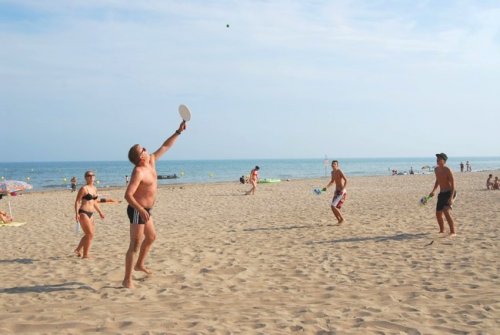 The campground organizes sport activities on the beach