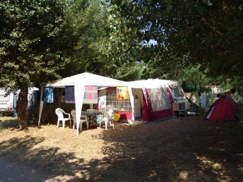 Sunny or shady campsites with direct access to the beach