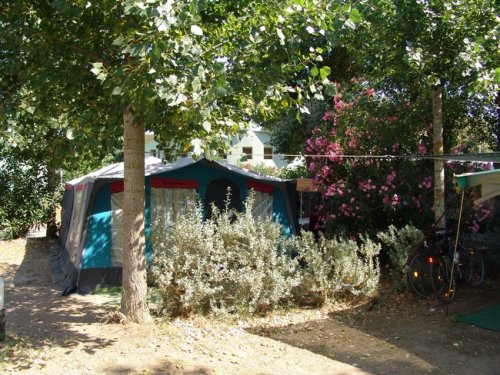 Campsites into a campground with direct access to the beach